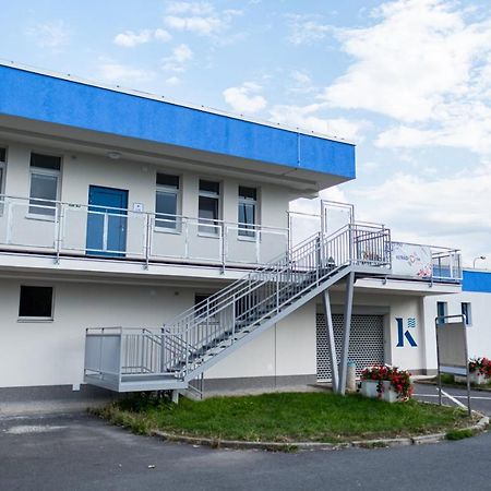 Ubytovna A Cykloubytovna Koupaliste Kadaň Buitenkant foto